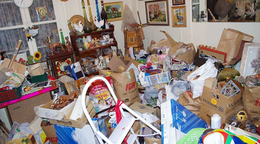 Pièce encombré avant le passage d'un service de vide maison